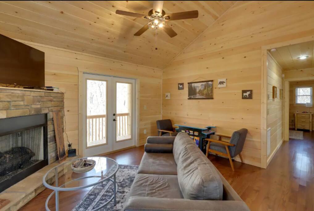 New Serene, Fun & Comfy Cabin- Covered Deck, Grill, Arcade 墨菲 外观 照片