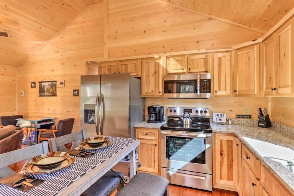 New Serene, Fun & Comfy Cabin- Covered Deck, Grill, Arcade 墨菲 外观 照片